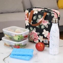 Brisby 4 Laags Geïsoleerde Koeltas - Lunchtas 7 Liter - Bloemetjes 9 Brisby 4 Laags Geïsoleerde Koeltas - Lunchtas 7 Liter - Bloemetjes -Gekoelde Tassen Winkel 1200x1200 5
