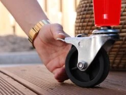 AXI Retro Cooler Rood - Koeler Met Wielen - 76L Inhoud - Koelbox Met Aftapkraan -Gekoelde Tassen Winkel 1200x900 3