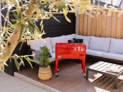 AXI Retro Cooler Rood - Koeler Met Wielen - 76L Inhoud - Koelbox Met Aftapkraan -Gekoelde Tassen Winkel 1200x900 6